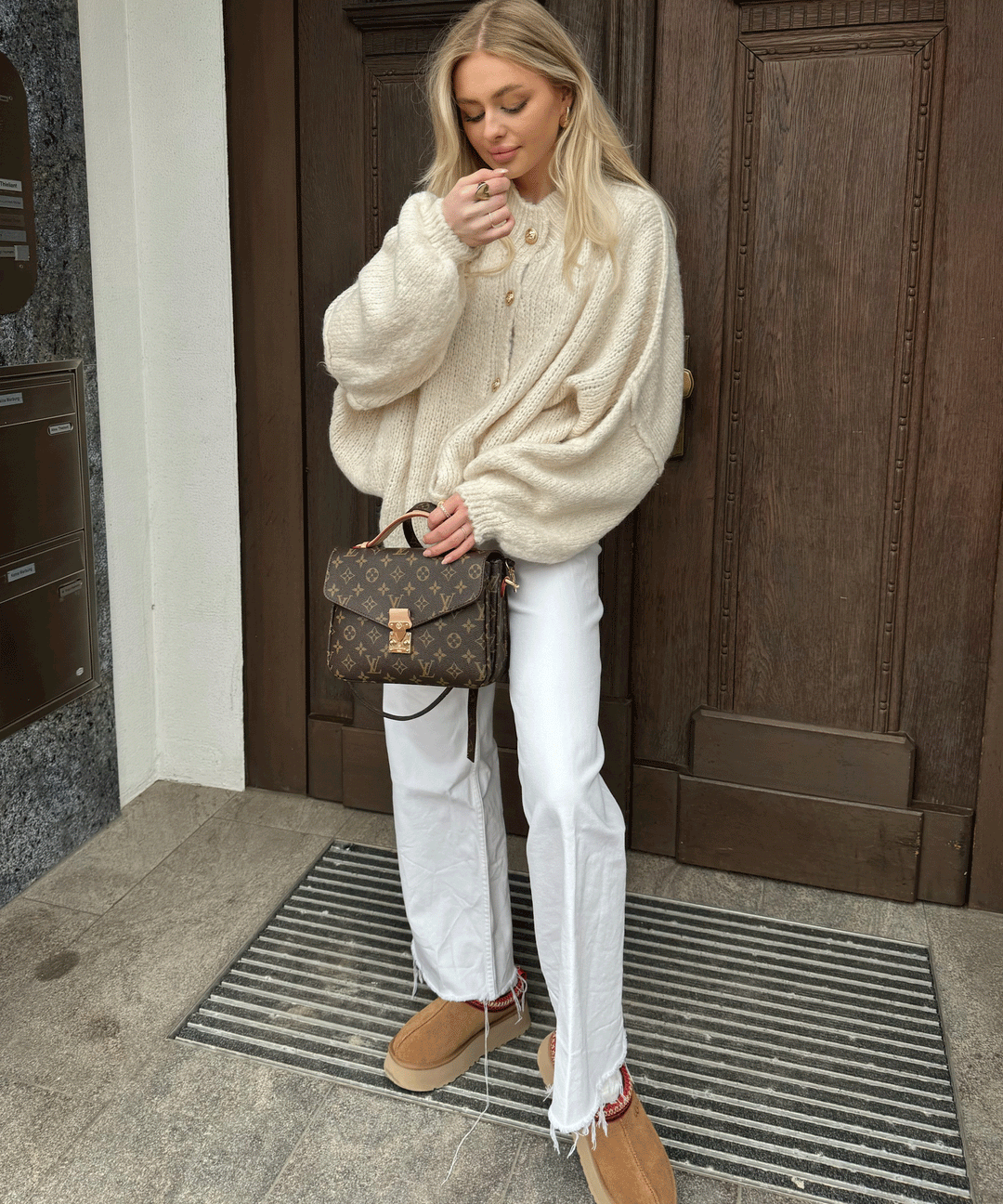 Italian Cream Triko Cardigan With Golden Buttons